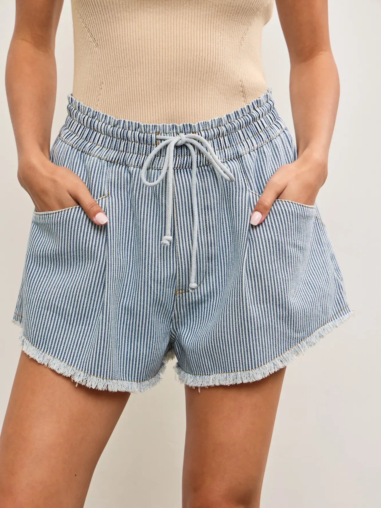 Elastic Waist Frayed Hem Shorts