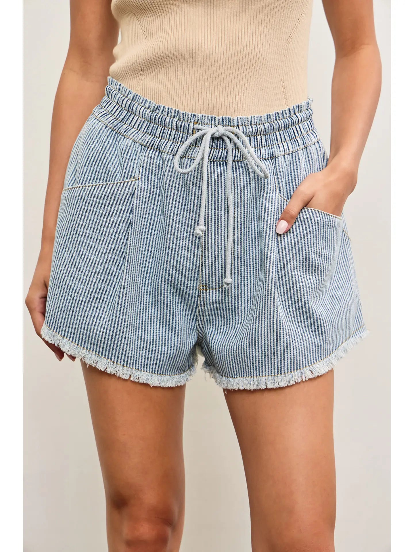 Elastic Waist Frayed Hem Shorts
